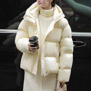 Doudoune épaisse à capuche pour femme - un choix idéal pour le temps froid. - Product Image 3