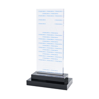 Trophée en acrylique biseauté double face APEX avec impression sérigraphique de logo répété et base rectangulaire noire