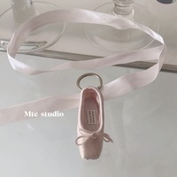 Breloques de style français faites à la main : Breloque Chaussure de Ballet, Pendentif AirPods, Porte-clés de Voiture et Breloque de Sac pour Filles, Style Sportif