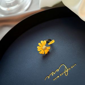 Di modo Caldo Femminile Dei Monili Del Polsino del Metallo Regolabile Fiore Verde Bianco Daisy Donne Anelli Fasce o Anelli di Fidanzamento Da Sposa Alla Moda - Product Image 5