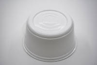 Cuvettes en plastique jetables micro-ondables écologiques du bassin rond blanc pp de 30oz avec le couvercle