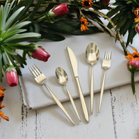 Un ensemble de couverts en métal brillant pour une table à manger haut de gamme - un sentiment de cérémonie