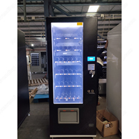 Distributeur automatique de boissons fraîches avec soda, cola, chocolat au bureau
