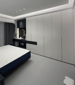 Le plus récent placard de plain-pied portable moderne Systèmes personnalisés Conception Placards de chambre à coucher en bois avec porte en bois massif - Product Image 1