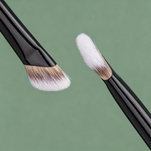 Brocha de Maquillaje Angulada en Forma de Sierpe para Contorno de Nariz, Estilo Influencer, Personalizada, para Disimular Imperfecciones, de un Solo Uso - Product Image 1