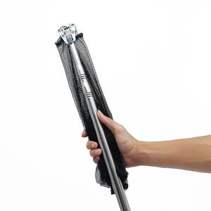 Épuisette de pêche pliable en acier inoxydable avec manche télescopique et maille noire à mailles fines - Product Image 1