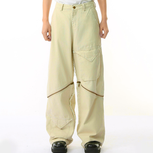 Pantalon <span class=keywords><strong>cargo</strong></span> ample <span class=keywords><strong>beige</strong></span> clair pour <span class=keywords><strong>homme</strong></span> - Multi-poches et détails de fermeture éclair latérale - Pantalon décontracté streetwear - Product Image 1