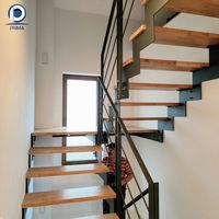 Escalier droit moderne en métal pour villa, durable, au design naturel et chaleureux, avec construction sans interstices et panneau latéral intégré lisse, pour la maison