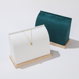 Lot de présentoirs à bijoux modernes en bois et velours pour colliers et pendentifs, accessoires de présentation de bijoux en cuir personnalisables et élégants avec logo - Product Image 2