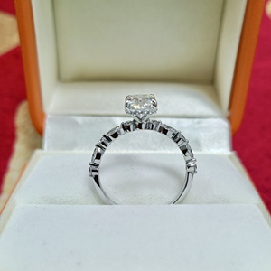2.0ct זוהר לחתוך moissanite מרכז 2.0 פס מ "מ פס גודל להתאמה אישית 14k טבעת חתונה זהב לבן לגברים 2.18 גרם - Product Image 3