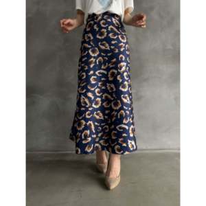 กระโปรงผ้าซาตินลายแม็กซี่ เอวสูง ผ้าไหมแท้ 100% สำหรับผู้หญิง พิมพ์ลายดิจิตอลเงางาม - Product Image 6