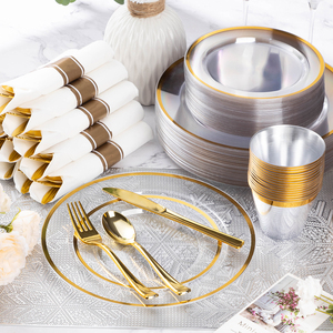 <span class=keywords><strong>Assiettes</strong></span> rondes élégantes transparentes avec bordure dorée et ensemble <span class=keywords><strong>de</strong></span> couverts plaqués or (couteau, fourchette, cuillère) avec rouleau <span class=keywords><strong>de</strong></span> serviettes pour les fêtes - Product Image 4