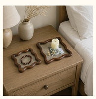 Plateau en verre gaufré avec cadre en bois vintage à motif ondulé