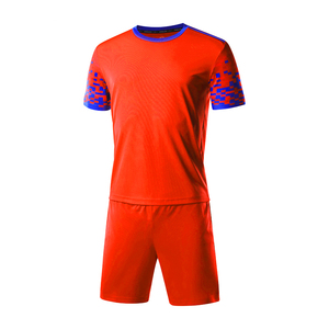 Ensemble de maillot de football personnalisé pour hommes, rouge, col rond, manches courtes, short, services OEM, technique de découpe automatisée, polyester - Product Image 4