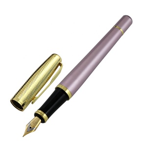 Penna stilografica regalo con penna calligrafica fantasia incisa in oro - Product Image 4