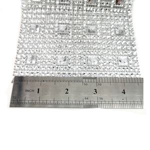 Venta al por mayor 24 filas redondo de plata de diamantes de corte de acrílico plástico cuadrado de diamantes de imitación de rollo para ropa de cama - Product Image 5