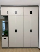 Armoire moderne avec tiroirs et étagères ouvertes, portes minimalistes blanches et grises, rangement de chambre personnalisé