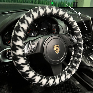 Accessoires de décoration d'intérieur de <span class=keywords><strong>voiture</strong></span> Hiver Antidérapant Antigel Peluche Chaleur Volant de <span class=keywords><strong>voiture</strong></span> <span class=keywords><strong>Couverture</strong></span> Pour Femmes Filles - Product Image 2