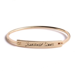 Pulsera de Lujo Moderna y Popular, Exquisita Pulsera de Oro con Dijes Personalizados con Logotipo para Mujer - Product Image 1