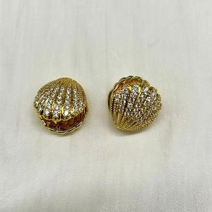 Boucles d'oreilles clous en forme de coquillage doré, micro-incrustées de zircone, forme géométrique, bijoux de mode pour soirée - Product Image 2