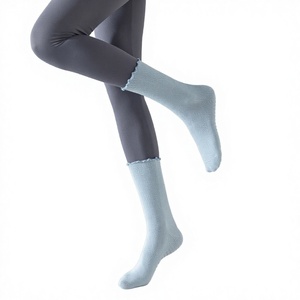Chaussettes de sport en coton peigné pour femmes, antidérapantes, sans coutures, à volants, pour le yoga, le Pilates, le fitness, jeunesse, printemps, automne - Product Image 4