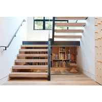 Escalier CBMmart au design moderne avec double plateaux en acier, marches en bois courbées et garde-corps en verre