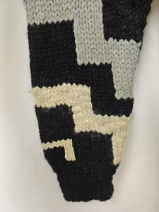 Cardigan en tricot à motifs géométriques de style vintage décontracté noir tons neutres avec col à capuche et fermeture à boutons - Product Image 5