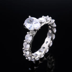 Anillo de Compromiso Clásico para Mujer F469 con Diamante Natural Corte Pera de 1 Quilate y Piedras Laterales Redondas, Banda de Plata - Product Image 6