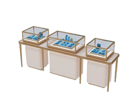 Vitrine de luxe pour bijouterie, design intérieur écologique, éclairage LED, finition vernie, étagère flottante