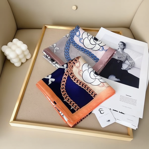 Foulard Quadrato Stile S con Catena e Camelia 70x70cm in Seta, Accessorio Moda Multifunzionale - Product Image 1