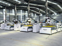 Machine de fraisage CNC multifonctionnelle 1300*2800mm pour le bois avec table de travail sous vide et rouleau pneumatique à double tige pour fixation de plaques