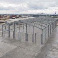 Entrepôt de fret portuaire, consolidation logistique, bâtiment en structure métallique préfabriquée, toit solaire