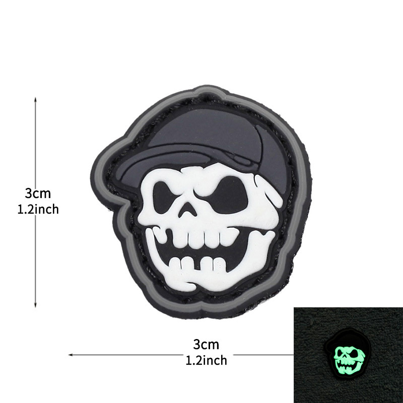 Chapeau tête de mort (blanc qui brille dans le noir)