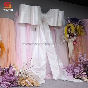 Decoración LEDA Personalizada para Bodas y Fiestas, Fondo Decorativo Elegante con Lazo Grande de Cinta Blanca - Product Image 2