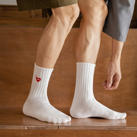 Chaussettes mi-mollet pour homme brodées en forme de cœur, chaussettes de sport en coton respirant, chaussettes noires et blanches pour homme transfrontalières