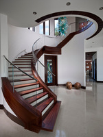 Escalier en colimaçon moderne Prima sur mesure, design minimaliste pour espaces intérieurs, gain de place pour appartements duplex et villas