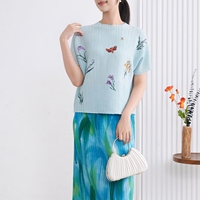 Atasan Wanita Motif Kupu-kupu Artistik Trendi 2026, Blus Plisket Musim Panas, Lengan Pendek, Kerah Mock Neck, Model Longgar, Grosir