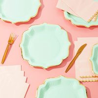 Assiettes en papier vert menthe modernes à bord festonné, très demandées pour les fêtes d'anniversaire et les décorations de fête