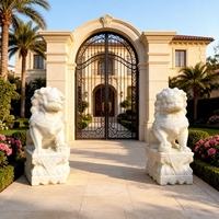 Statue de lion en marbre de style antique, paire, sculpture classique en pierre naturelle sculptée à la main pour portail de villa, commande en gros