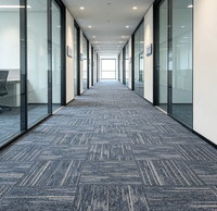 Dalles de moquette de bureau personnalisées 66x66, support non-tissé, nylon haute densité, insonorisantes, usage intensif pour bâtiments commerciaux