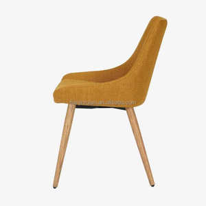 Silla de <span class=keywords><strong>comedor</strong></span> de tela <span class=keywords><strong>mostaza</strong></span> acolchada de último diseño con pies de metal - Product Image 2