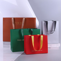 Bolsa de Regalo de Cartulina Blanca de Alta Gama, Personalizada con Logotipo, para Tiendas de Ropa, con un Toque Elegante