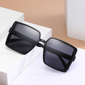 Gafas de sol cuadradas de moda para mujer, negras, con lentes de PC UV400, tamaño grande, estilo para viajes y escenarios. - Product Image 1