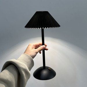 Lampe <span class=keywords><strong>de</strong></span> table LED plissée en tissu sans fil, rechargeable, avec batterie, style moderne et luxueux, pour restaurant - Product Image 5
