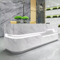 Bureau d'accueil moderne effet marbre avec LED encastrées et logo personnalisé pour hall d'hôtel et bureau d'entreprise