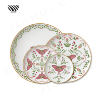 Charmant ensemble d'assiettes en porcelaine papillon délicat et motifs floraux avec bords dorés pour un dîner enchanteur