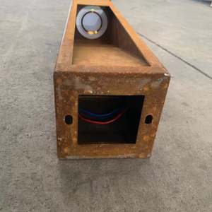 Borne lumineuse LED autoportante moderne en métal Corten rouillé, de style Art Déco, en forme de colonne, étanche, pour aménagement paysager et pelouse, finition naturelle - Product Image 1