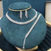 Conjunto de Joyería de Lujo Ligero y Romántico de Tres Piezas: Collar, Pendientes y Pulsera de Aleación con Cadenas Finas para Regalo de Boda