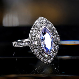 Anello di fidanzamento da donna F702 in oro bianco con diamante taglio marquise e pietre laterali naturali colore D - Product Image 3