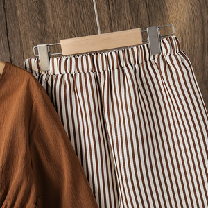 Completo Casual Autunnale per Ragazze 2T, Set 2 Pezzi 12 Anni con <span class=keywords><strong>Pantaloni</strong></span> a Gamba Larga a Righe, Top con Maniche Svasate, Fiocco in Vita, Tessuto Pettinato - Product Image 3